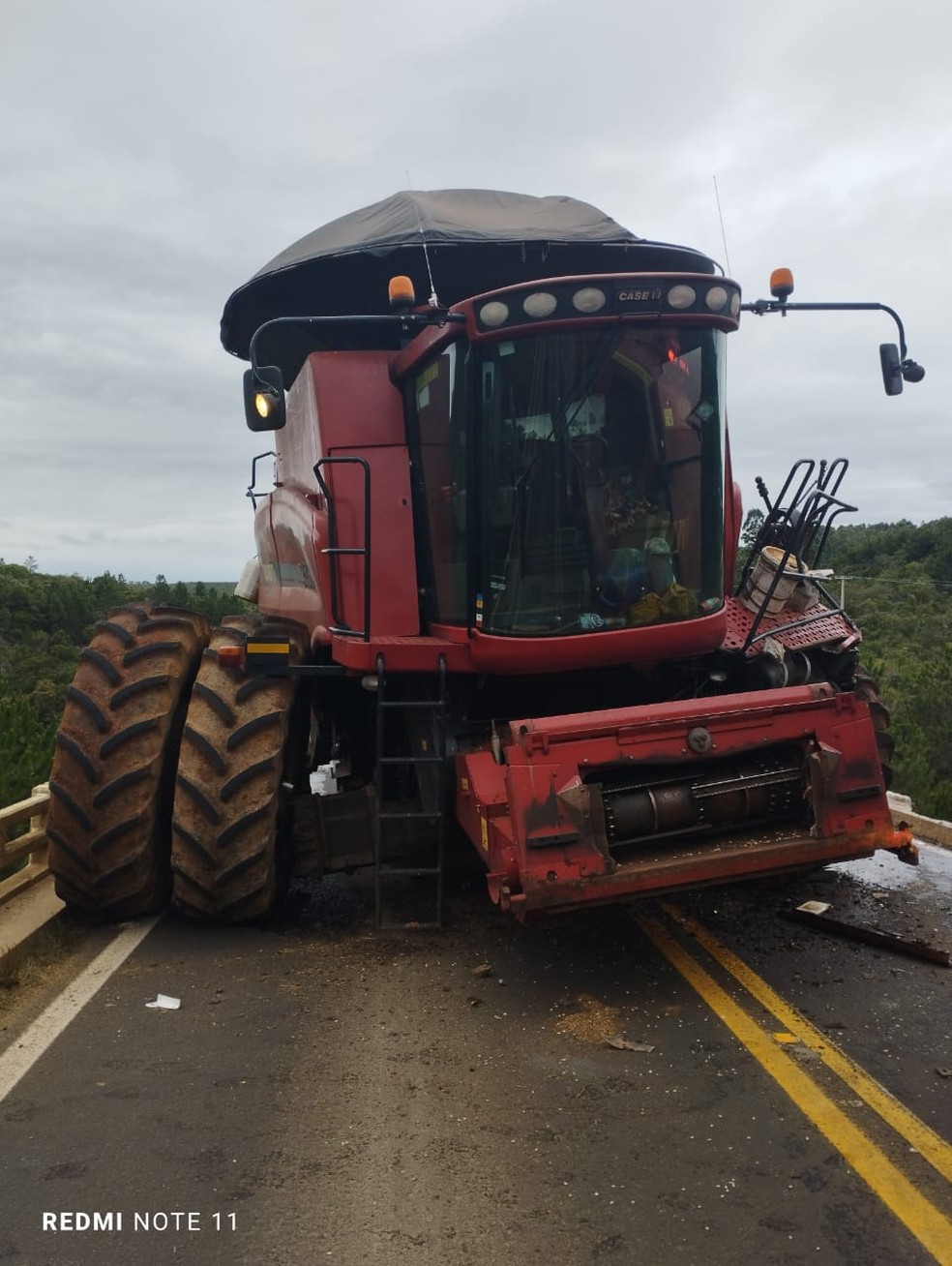 Duas pessoas morrem após caminhão cair de ponte ao bater com colheitadeira na PR-151 — Foto: Reprodução/RPC
