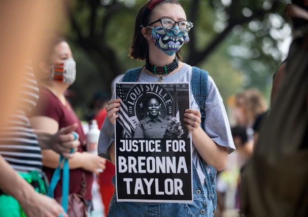 AUSTIN, TX - SEPTEMBER 19: Community members gathered for a Stand 4 Breonna event to demand justice for Breonna Taylor on September 19, 2020 in Austin, Texas. Taylor, 26, was killed by Louisville police officers as she slept in her apartment on March 13,  (Foto: Getty Images)