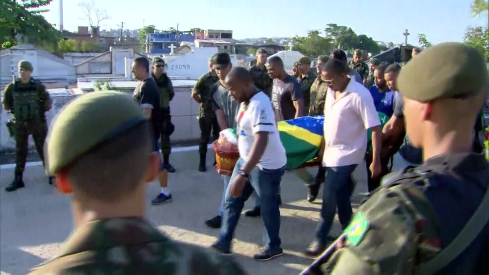 Soldado Marcus Vinicius Viana Ribeiro é enterrado no Cemitério de Ricardo de Albuquerque (Foto: Reprodução/TV Globo)