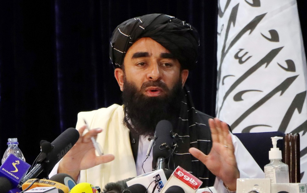 O porta-voz do Talibã, Zabihullah Mujahid, fala durante entrevista coletiva em Cabul, no Afeganistão, em 17 de agosto de 2021 — Foto: Reuters