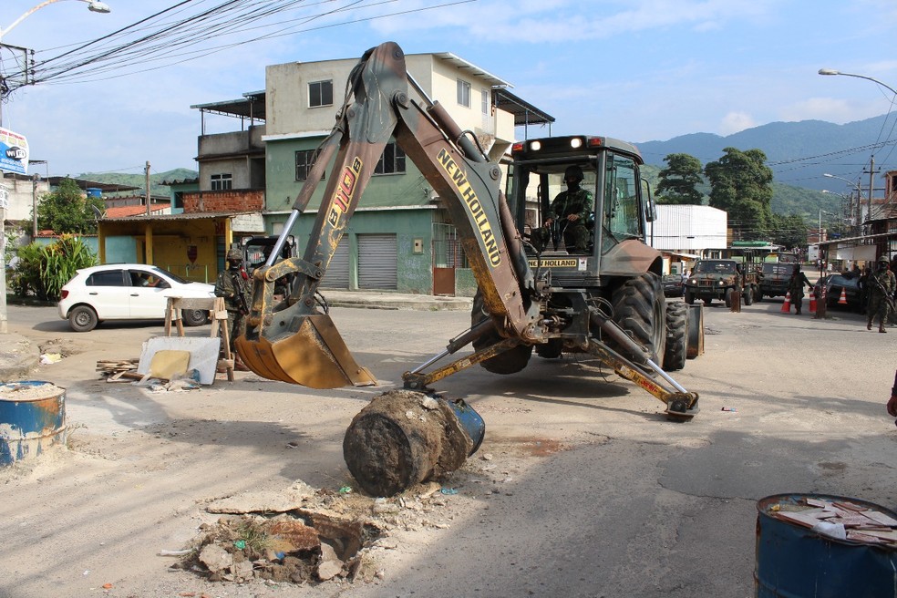Imagem mostra operação do Exército no sábado (3) que retirou barricadas na Vila Kennedy (Foto: Divulgação/Comando Militar do Leste)