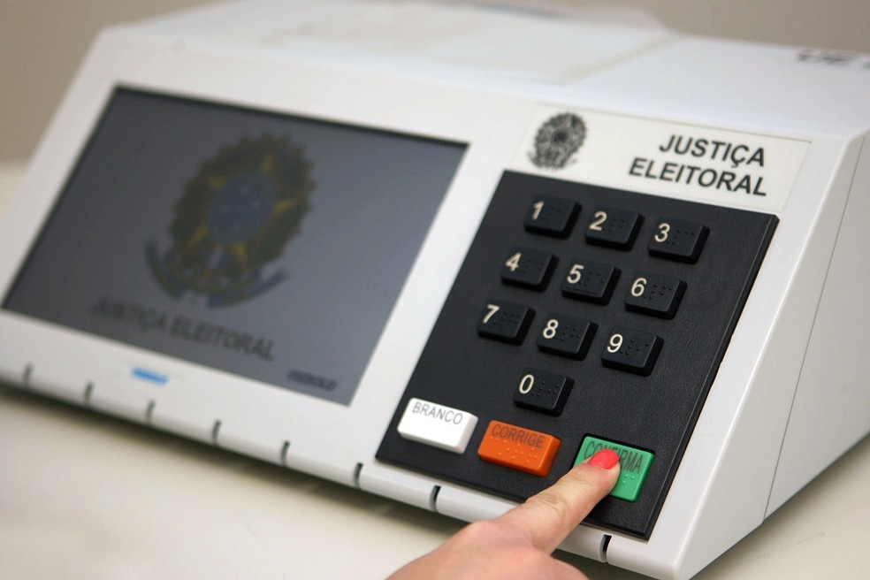 TRE começa preparação de urnas eleitorais, na Paraíba — Foto: Roberto Jayme/TSE
