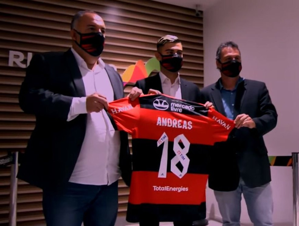 Andreas Pereira recebe camisa 18 do Flamengo — Foto: Reprodução TV Fla