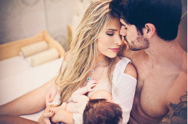 Adriana amamenta o filho Rodrigo (Foto: Reprodução Instagram)