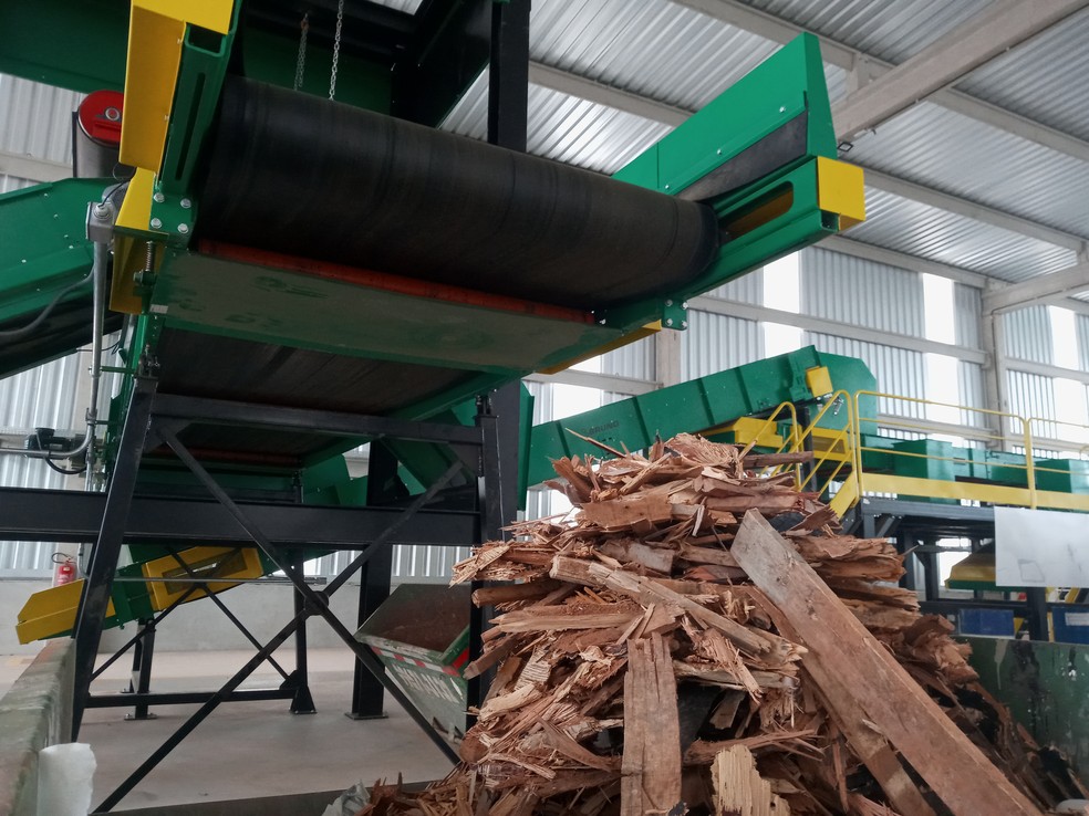 Planta de Grandes Volumes transforma madeira, sofás, armários, entre outros, em combustível para caldeiras e indústrias  — Foto: Divulgação/AI