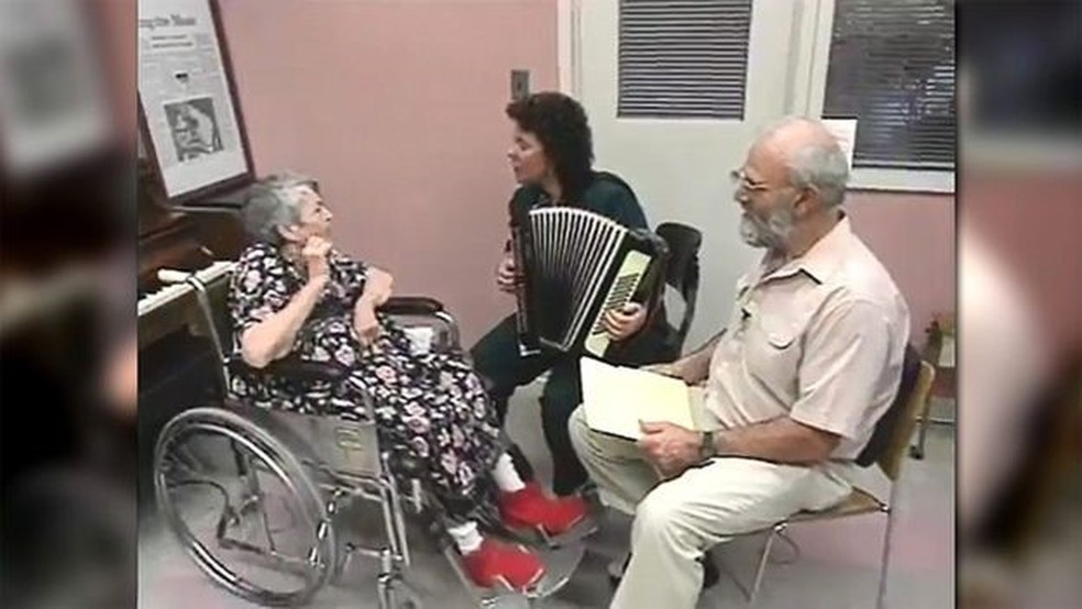 Concetta Tomaino (ao centro) e Oliver Sacks (à direita) com uma paciente (à esquerda) — Foto: The American Music Therapy Association/BBC