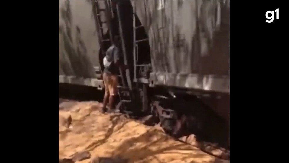 Trem carregado com grãos descarrila e vagões tombam no Maranhão — Foto: Reprodução