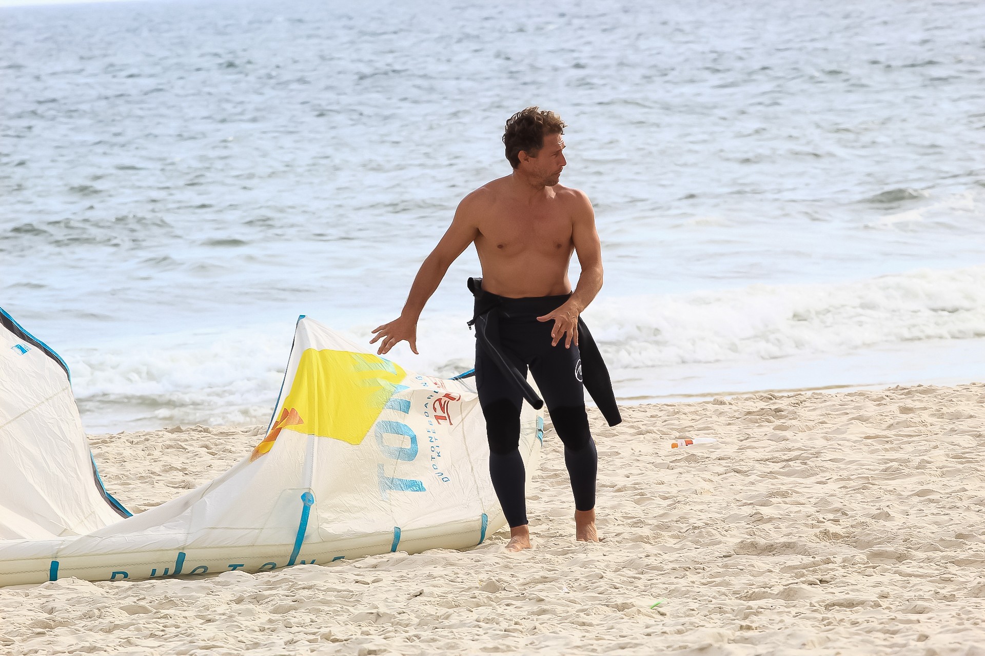 Flávio Canto pratica kitesurf em praia do Rio de Janeiro (Foto: Fabrício Pioyani/AgNews)