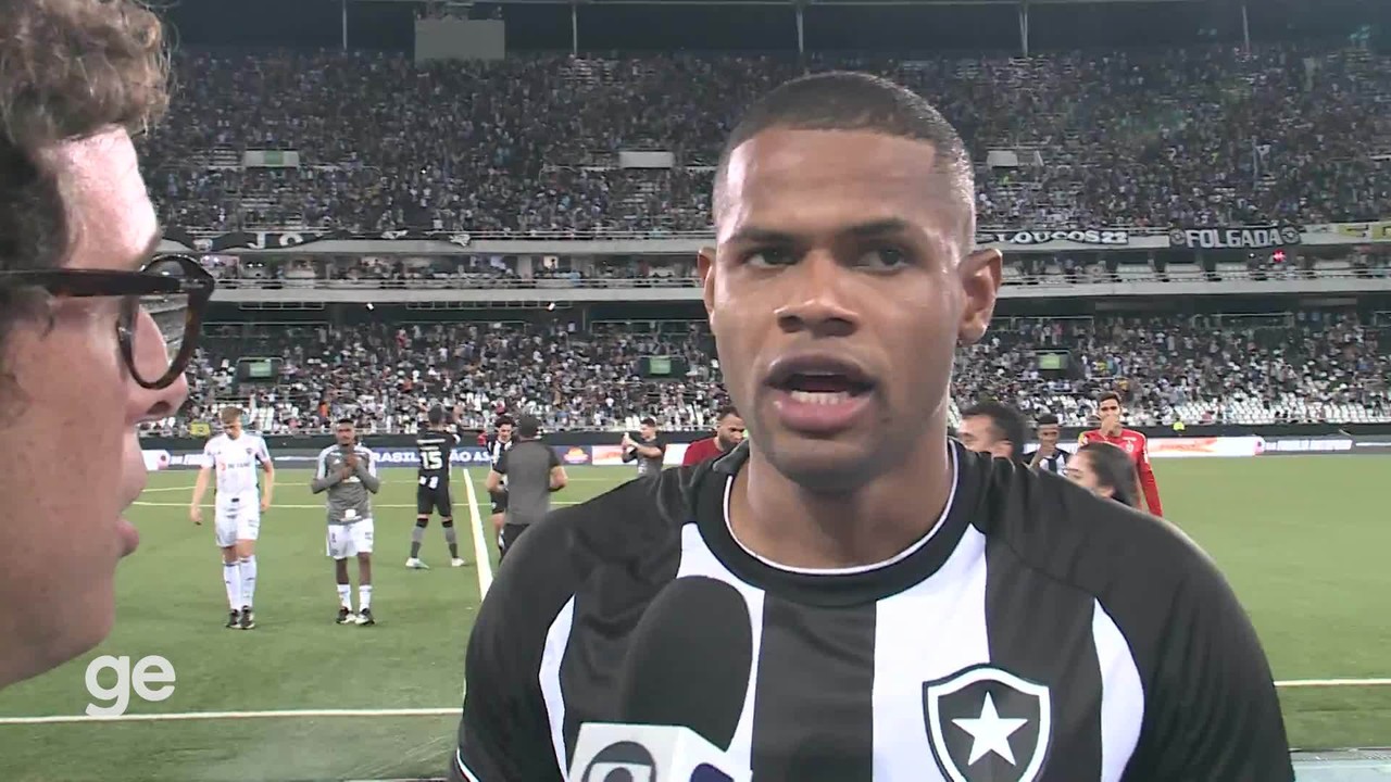 Júnior Santos celebra boa atuação em vitória do Botafogo contra o Atlético-MG