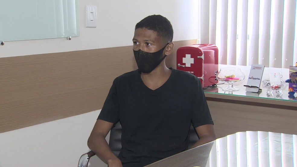 Lucas de Lima Paiva, de 20 anos, foi vítima de agressões racistas no Grande Recife — Foto: Reprodução/TV Globo