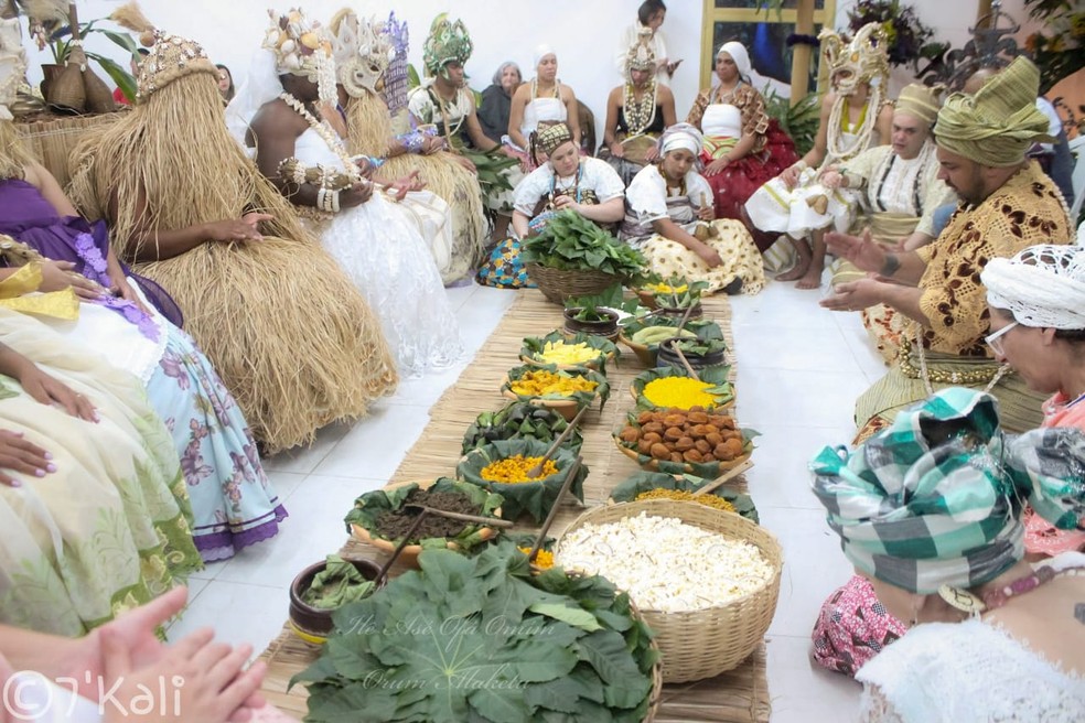 Mesa das comidas onde é feita a reza aos orixás  — Foto: 7'Kali