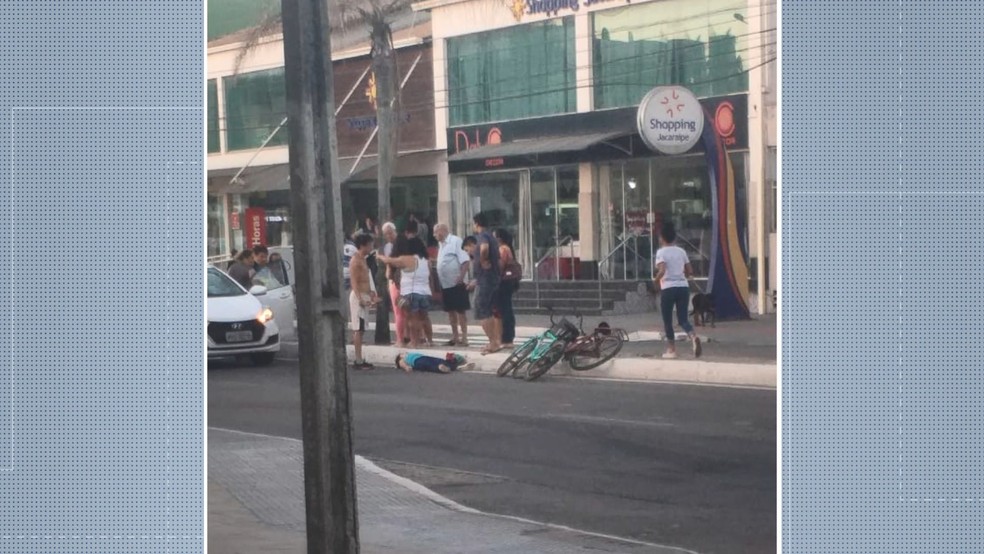 Menina é atingida por carro enquanto atravessava em feixa de pedestre, no ES  — Foto: Reprodução/ TV Gazeta 