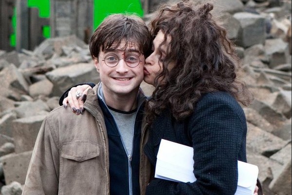 O ator Daniel Radcliffe e a atriz Helena Bonham Carter nos bastidores de Harry Potter e as Relíquias da Morte: Parte 2 (2011) (Foto: Reprodução)