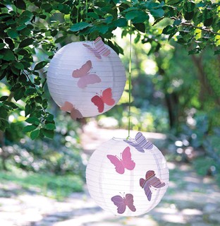 Cor e leveza: borboletas recortadas em papel de scrapbook decoram as luminárias japonesas. Para facilitar o trabalho, você pode usar cortadores no formato do inseto