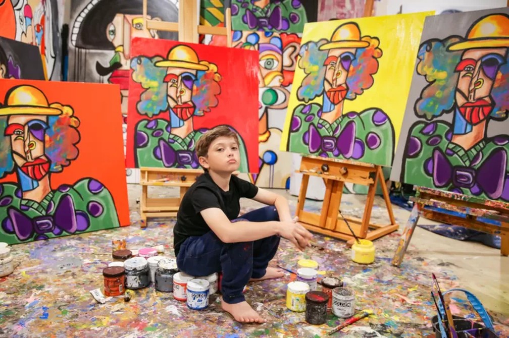 O 'pequeno Picasso' de 11 anos que pinta quadros vendidos por até R$ 777,5 mil