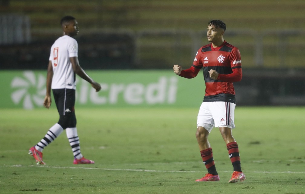 Victor Hugo comemora gol na final do Brasileiro Sub-17, entre Flamengo e Vasco — Foto: Gilvan de Souza/CRF