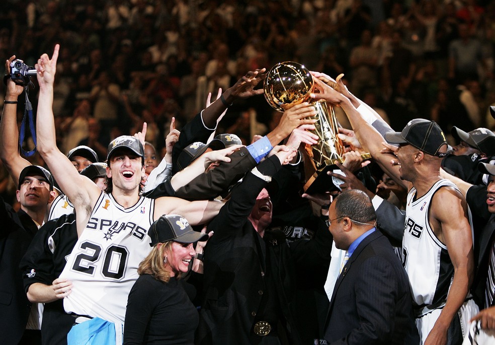 Manu Ginóbili campeão com os Spurs em 2005 — Foto: Brian Bahr/Getty Images