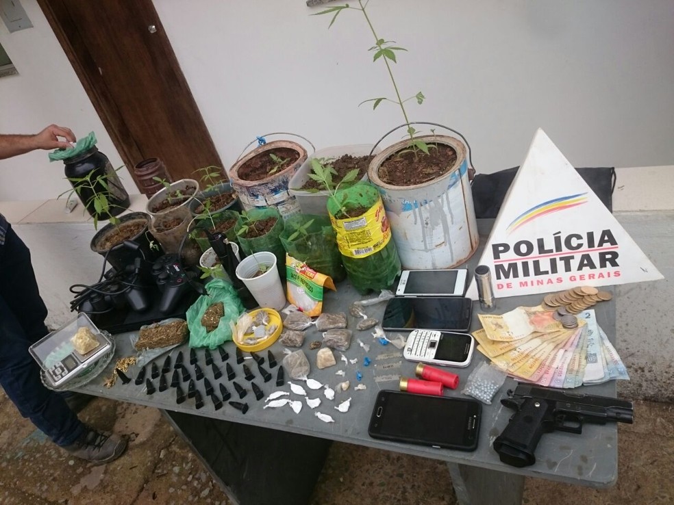 Polícia apreendeu pés de maconha, cocaína e crack (Foto: Polícia Militar/Divulgação)