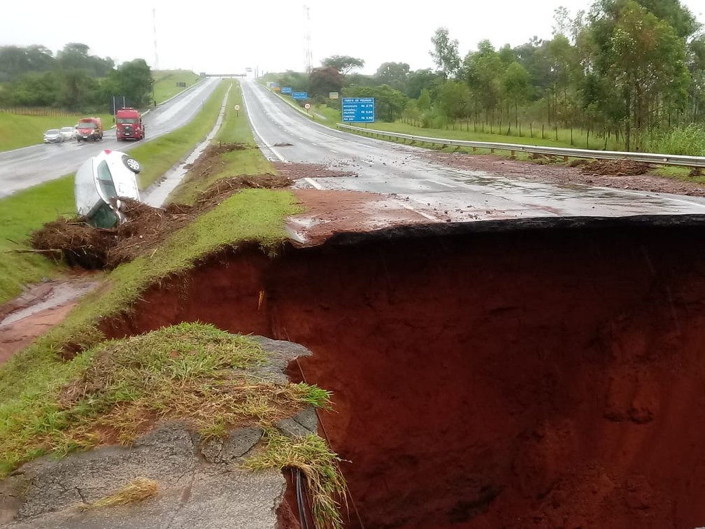 Trechos da Marechal Rondon (SP-300) foram fechados por conta da chuva em Botucatu — Foto: Arquivo pessoal