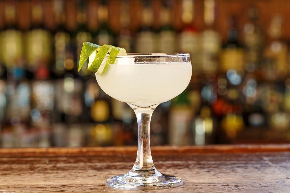 Uma del&iacute;cia de drink com lim&atilde;o servido na ta&ccedil;a de martini &mdash; Foto: Getty Images