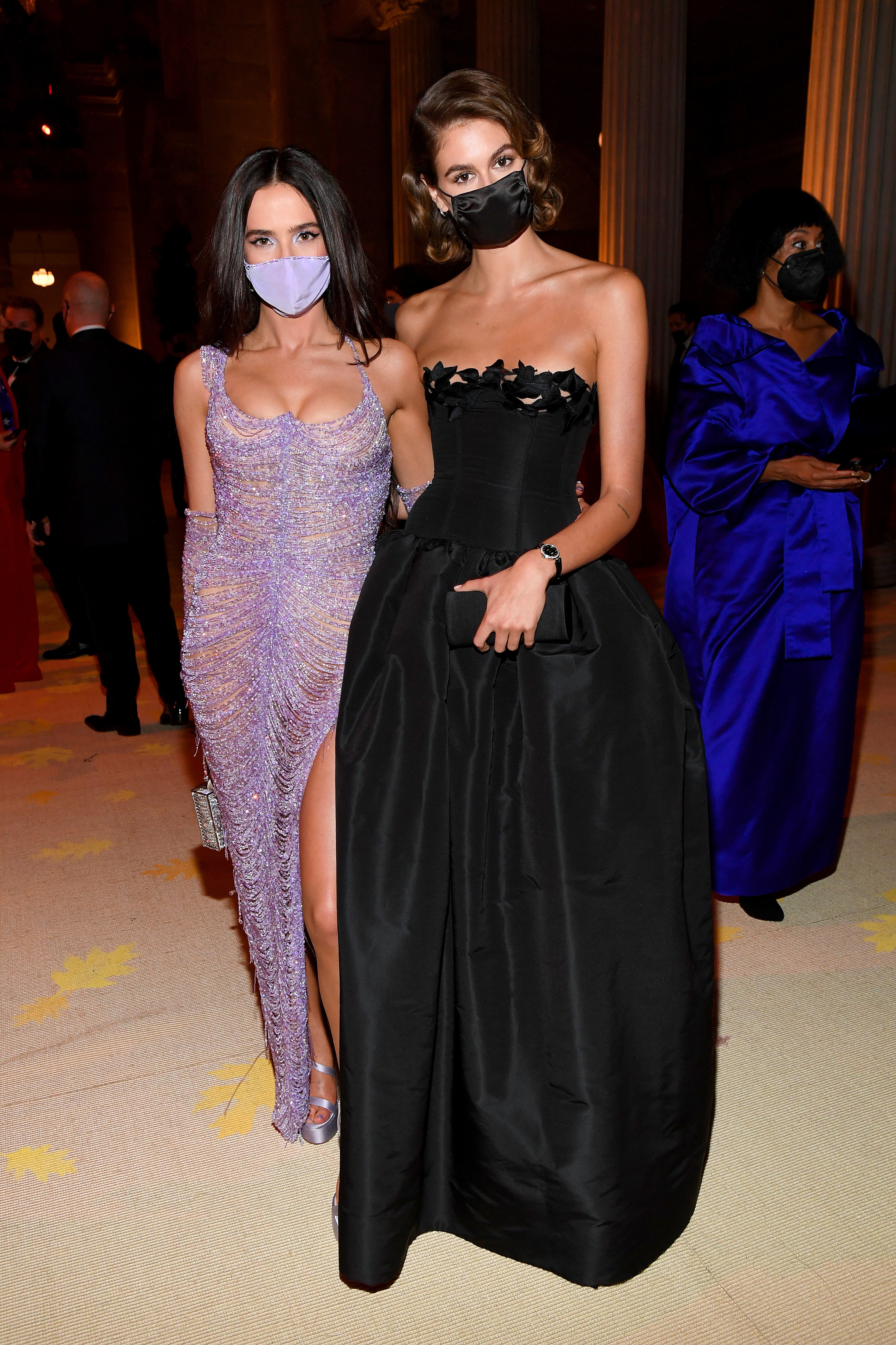 NEW YORK, NEW YORK - SEPTEMBER 13: (EXCLUSIVE COVERAGE) Zoey Deutch and Kaia Gerber attend the The 2021 Met Gala Celebrating In America: A Lexicon Of Fashion at Metropolitan Museum of Art on September 13, 2021 in New York City. (Photo by Kevin Mazur/MG21/ (Foto: Getty Images for The Met Museum/)