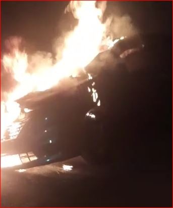 Carro fica destruído ao pegar fogo na Região Leste de Belo Horizonte