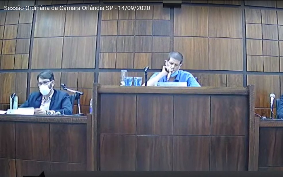 À direita, o presidente da Câmara dos Vereadores de Orlândia, SP, Max Leonardo Define Neto (PSDB), declara perda do mandato do prefeito — Foto: Reprodução