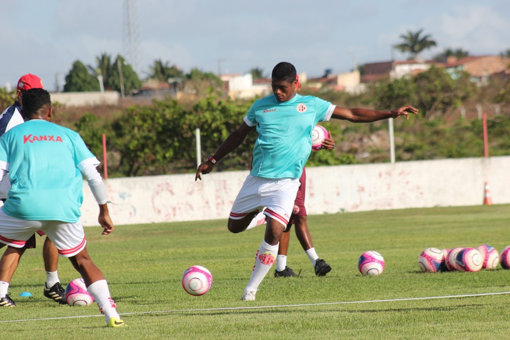 Max estÃ¡ de volta ao Alvirrubro apÃ³s defender o Globo FC na SÃ©rie C â Foto: Leonardo Erys/GloboEsporte.com