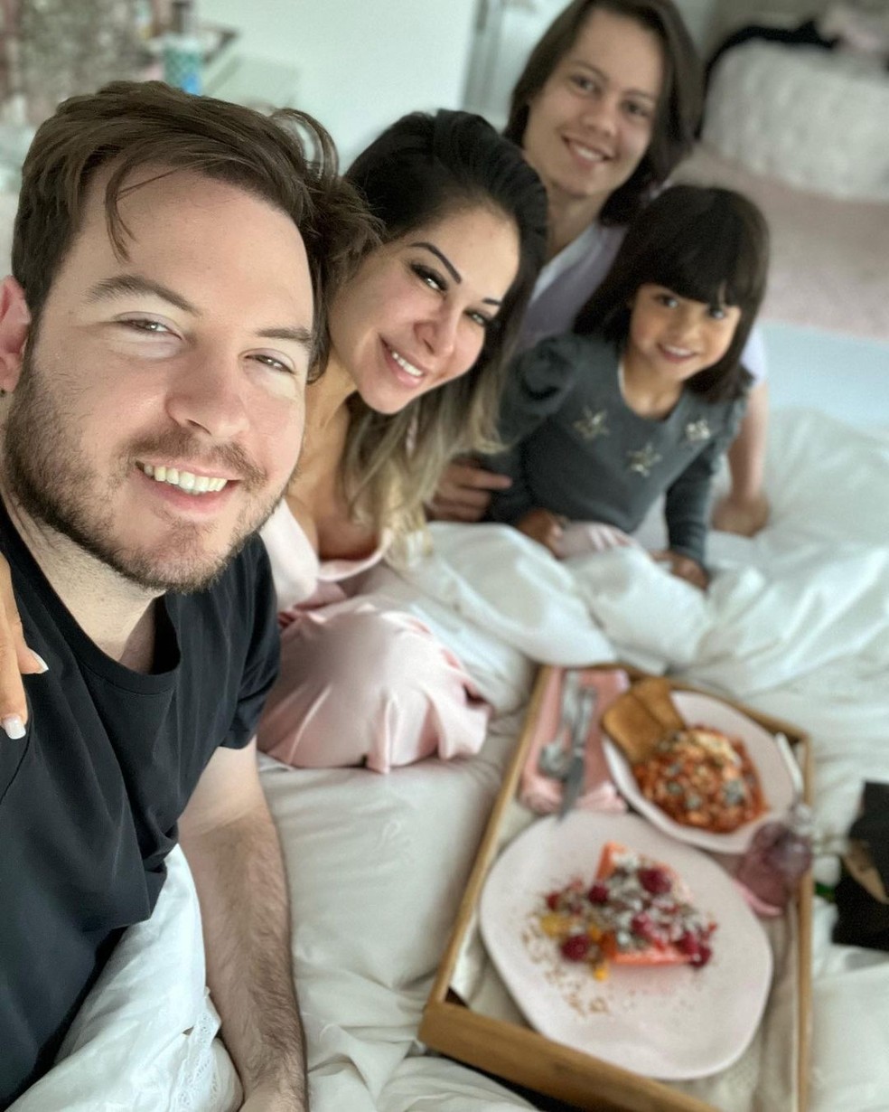 Ma&iacute;ra Cardi com os filhos, Lucas e Sophia, e o noivo, Thiago Nigro &mdash; Foto: Reprodu&ccedil;&atilde;o/Instagram