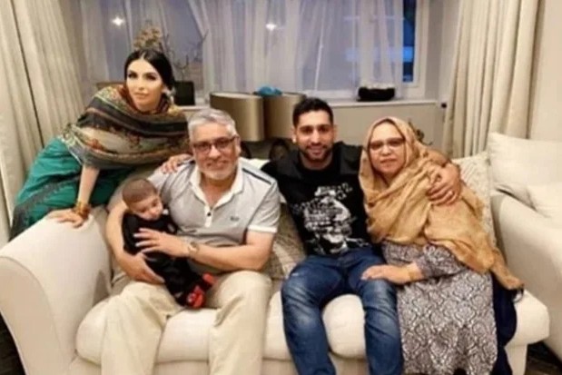 O boxeador Amir Khan com a família (Foto: reprodução instagram)