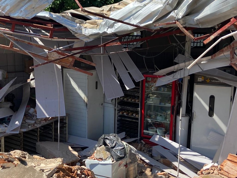 Padaria atingida por carreta em Limeira — Foto: Edijan Del Santo/EPTV