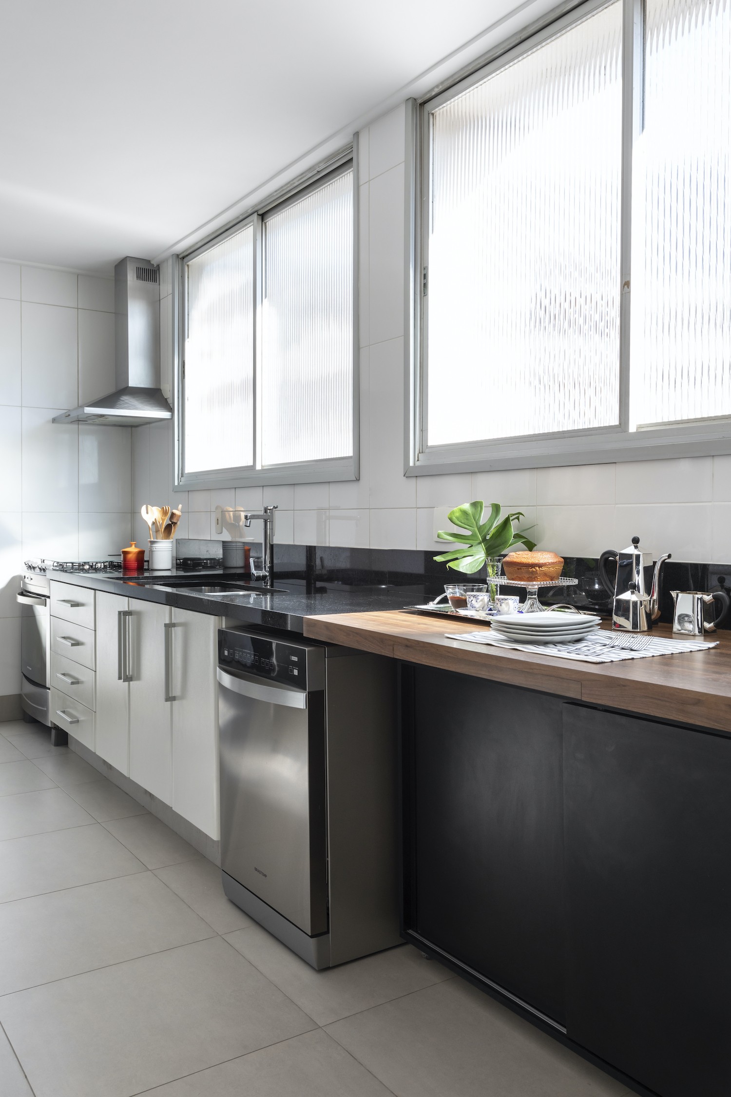 COZINHA | Na cozinha, as grandes janelas permitem que a iluminação natural adentre o espaço (Foto: Divulgação / Evelyn Müller)
