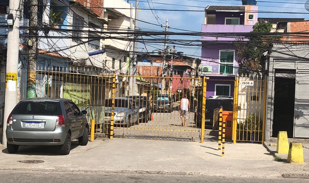 Entrada da vila na Taquara, em Jacarepaguá, onde mora José Cândido Procópio da Silva, pai da Ana Cristina Siqueira Valle, ex de Jair Bolsonaro — Foto: Carlos Brito/G1