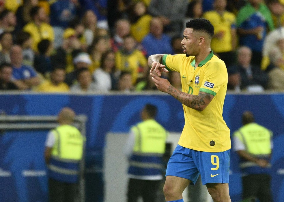 Jesus faz gesto de roubo ao deixar o gramado do MaracanÃ£ â Foto: Marcos Ribolli/GloboEsporte.com