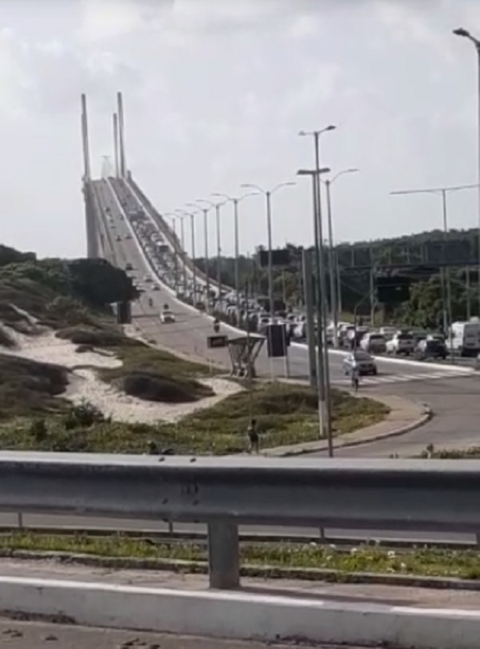 Ponte Newton Navarro registra engarrafamento no in&iacute;cio da manh&atilde;, ap&oacute;s caminh&atilde;o quebrar na via. &mdash; Foto: Redes sociais