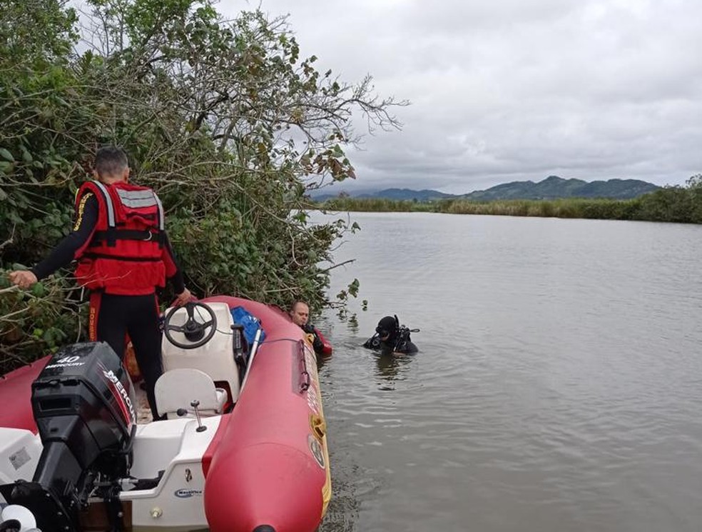 Bombeiros procuram corpos desaparecidos no rio Imaruí — Foto: Corpo de Bombeiros Militar/Divulgação