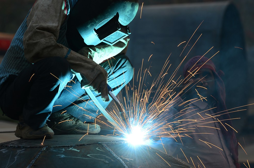 SineBahia tem vaga para soldador em Itabuna nesta sexta (16). — Foto:  Sanjay Kanojia/AFP