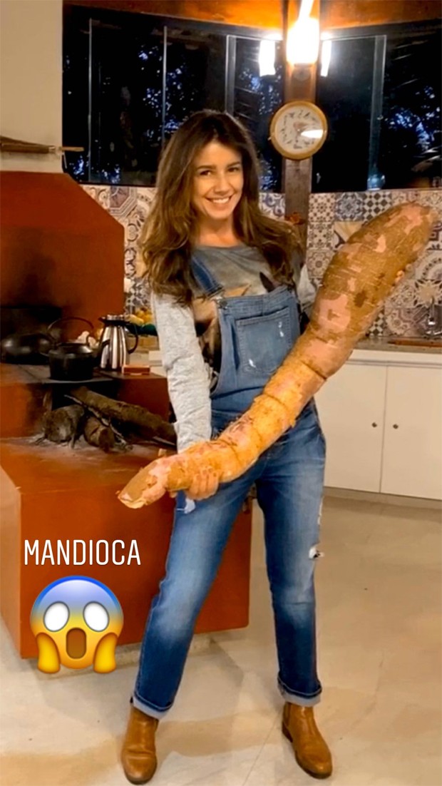 Paula Fernandes mostra mandioca gigante (Foto: Reprodução / Instagram)