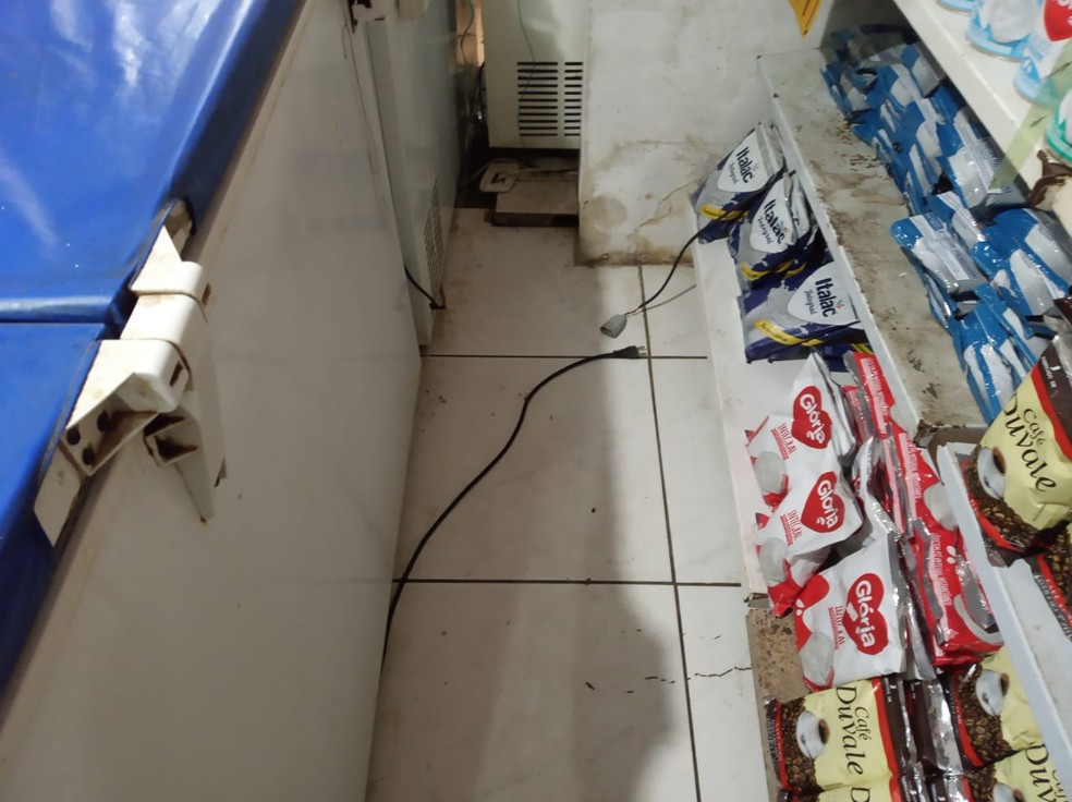 Proprietário de minimercado em Campos, RJ, alegou desligar freezer que armazena alimentos para economizar energia elétrica — Foto: Divulgação/Vigilância Sanitária Municipal