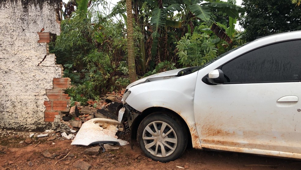 Após atropelar lixeiras, carro atingiu muro e derrubou parte da estrutura em Vilhena — Foto: Maelly Nunes/Reprodução