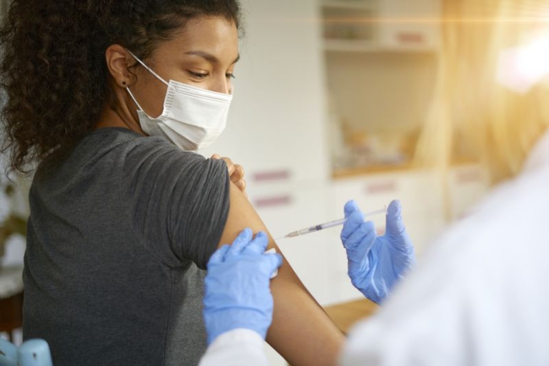 Há cada vez mais evidências de que as vacinas são afetadas por nosso relógio biológico (Foto: Getty Images via BBC News)