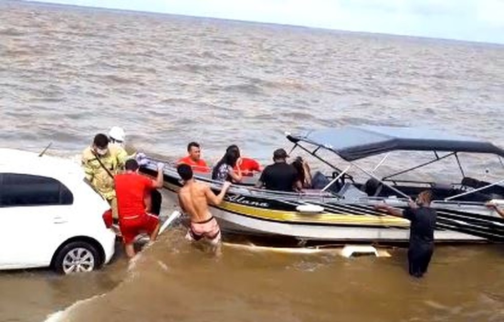 Bombeiros e outras pessoas ajudam no resgate das vítimas do barco — Foto: Reprodução