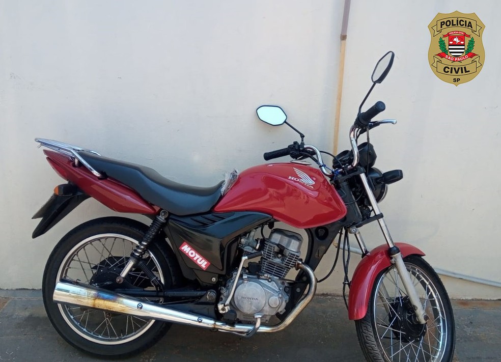 Polícia também apreendeu uma moto que seria utilizada para a entrega dos entorpecentes — Foto: Polícia Civil/Divulgação