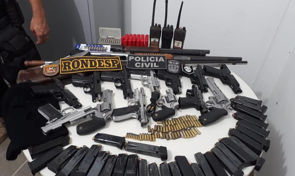 PMs e guardas s&atilde;o detidos ap&oacute;s serem flagrados com 15 armas no oeste da Bahia. &mdash; Foto: Divulga&ccedil;&atilde;o