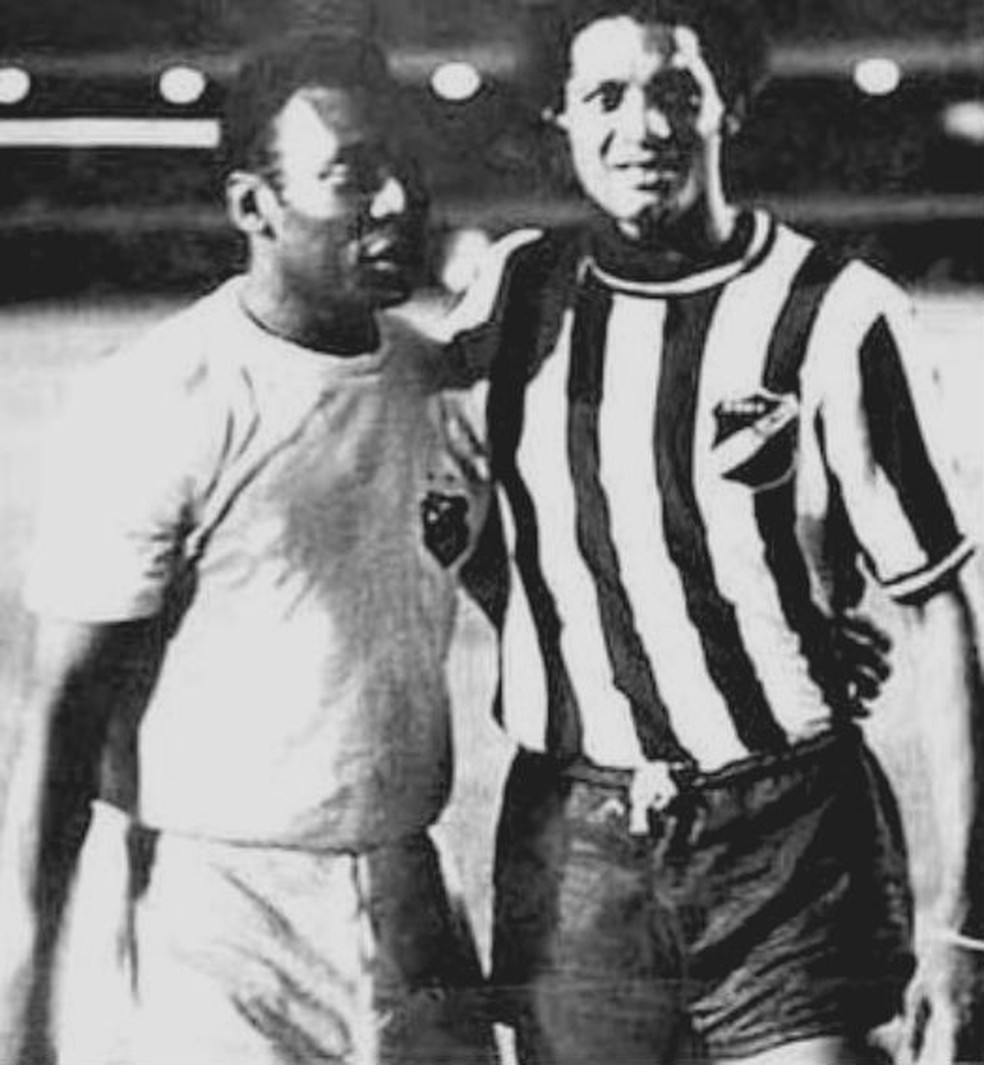 Pelé e Alberi durante jogo do Campeonato Brasileiro de 1972 — Foto: Ribamar Cavalcante/Acervo pessoal