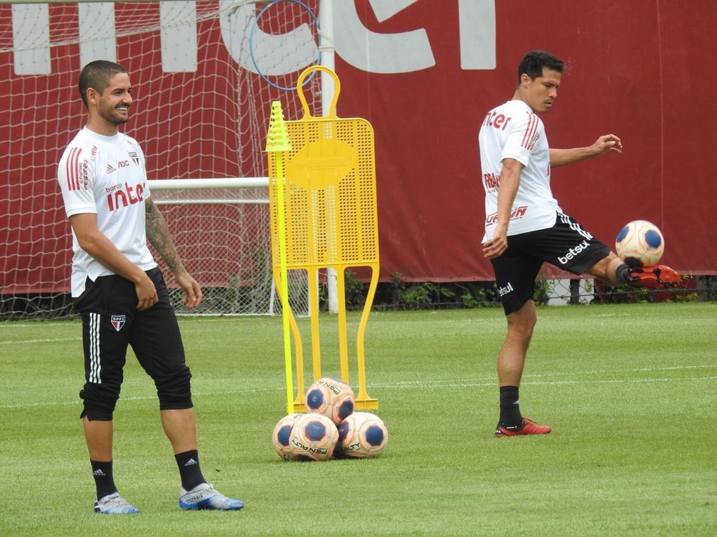 Alexandre Pato e Hernanes em treino do São Paulo — Foto: Marcelo Hazan