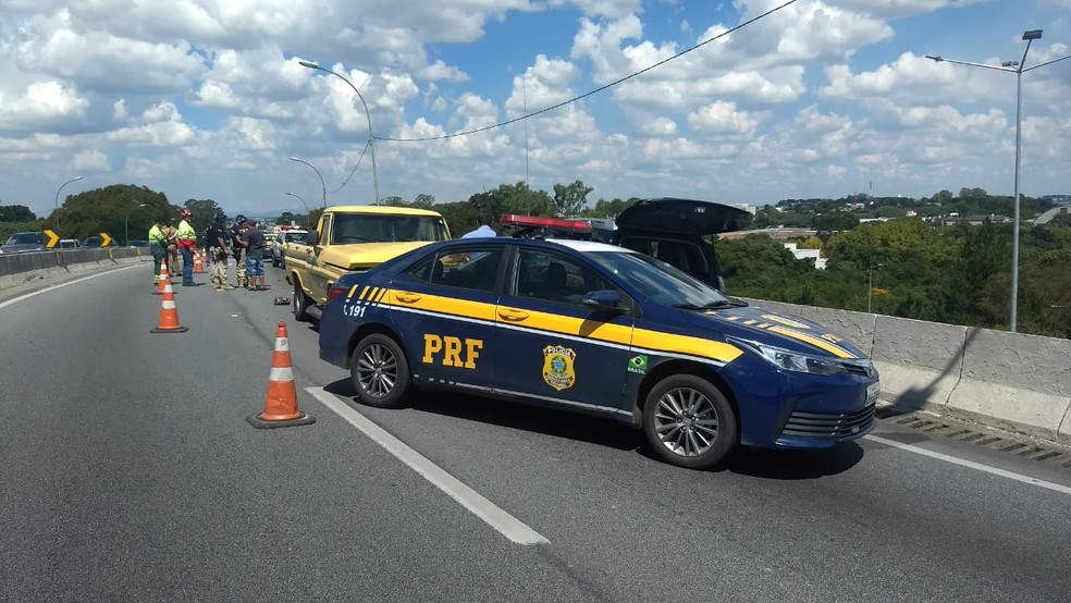 Trecho da BR-277 no viaduto sobre a Linha Verde precisou ser interditado pela PRF em uma das faixas — Foto: Amanda Menezes/RPC