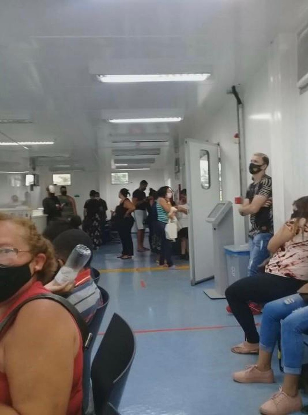 Filas de pacientes na UPA de Samambaia, no DF — Foto: TV Globo/Reprodução