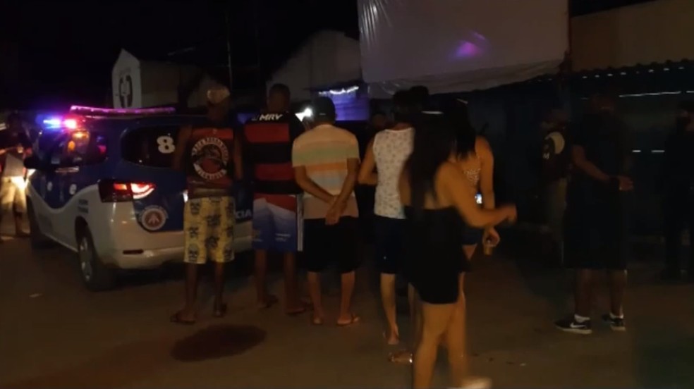 Fiscalização interrompe festa 'paredão' com cerca de 100 pessoas aglomeradas em bar no sul da Bahia — Foto: Reprodução/TV Santa Cruz
