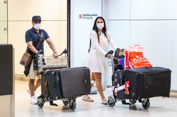 Graciele Lacerda e Zezé Di Camargo desembarcam no Brasil após viagem a Cancún (Foto: Manuela Scarpa/Brazil News)